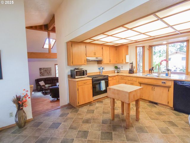 953 S U St, Cottage Grove, OR 97424