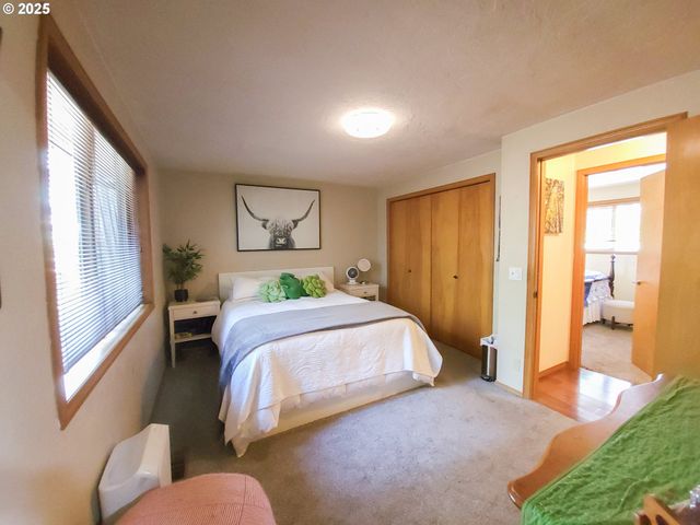 953 S U St, Cottage Grove, OR 97424