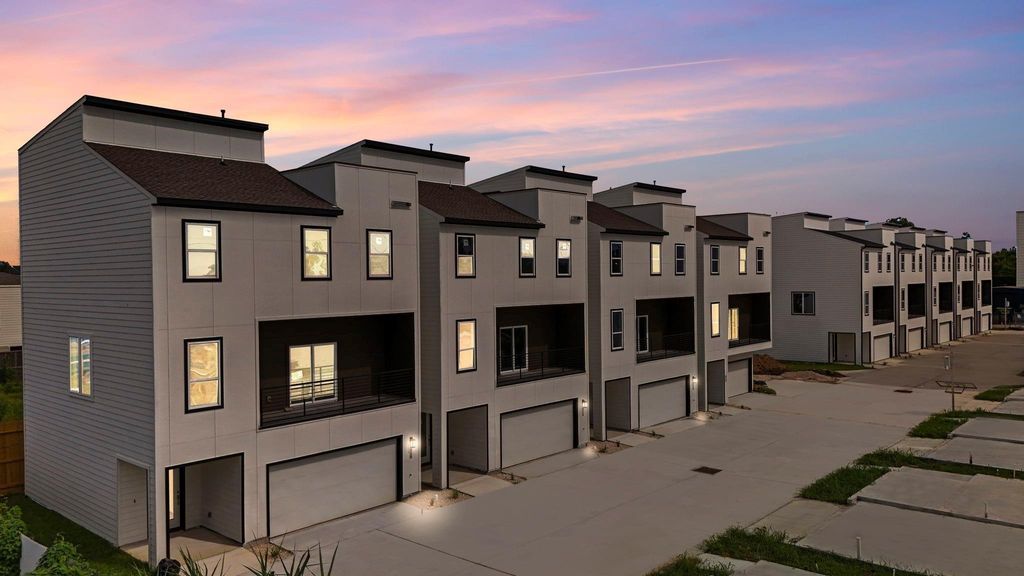 4716 Thornton Views Rd, Houston, TX 77018