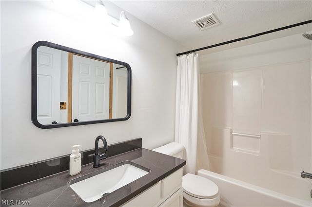 123 Woodbine Oval, Madison, OH 44057