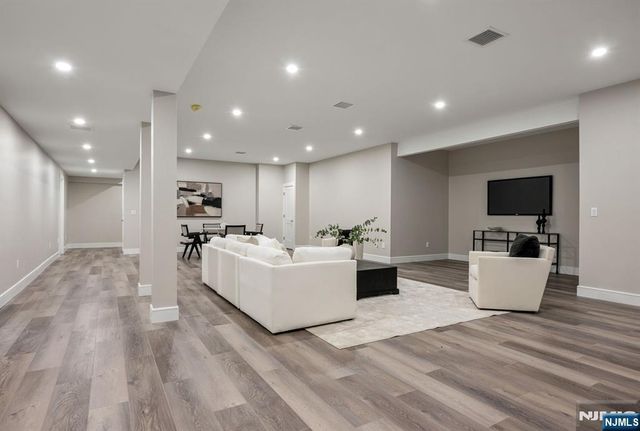 520 Clinton Avenue, Wyckoff, NJ 07481