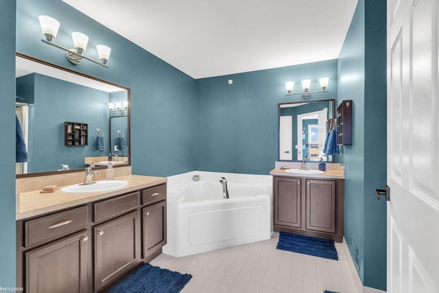 198 Amys Walk Street, Auburn Hills, MI 48326