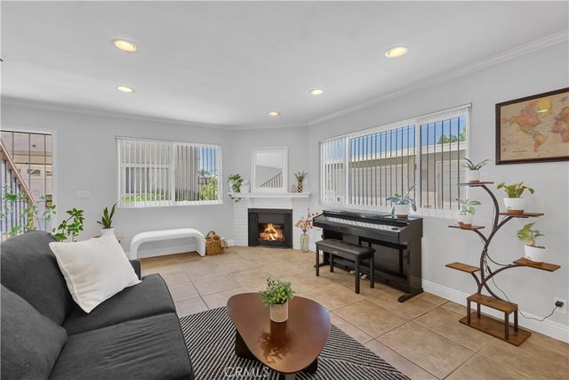 745 Claraday 6, Glendora, CA 91740