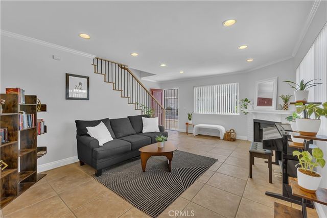 745 Claraday 6, Glendora, CA 91740