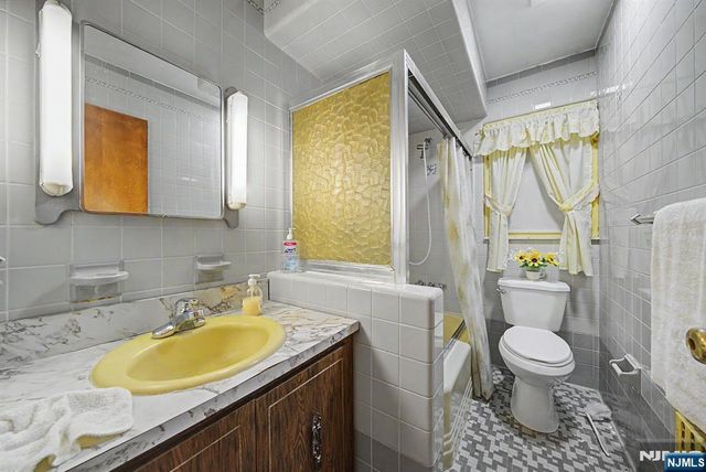 27 Oswego Avenue, Oakland, NJ 07436