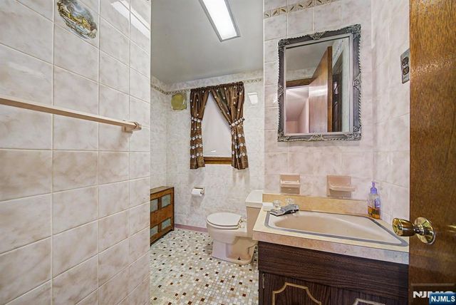 27 Oswego Avenue, Oakland, NJ 07436