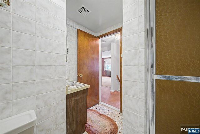27 Oswego Avenue, Oakland, NJ 07436