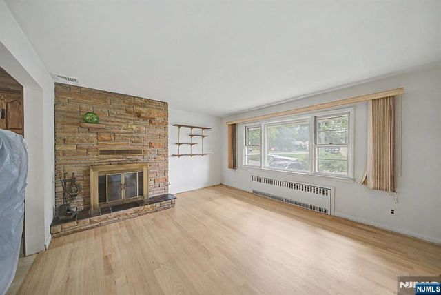 27 Oswego Avenue, Oakland, NJ 07436