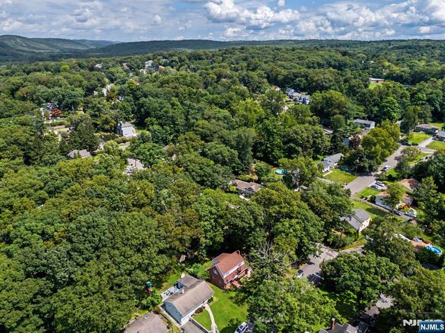 27 Oswego Avenue, Oakland, NJ 07436
