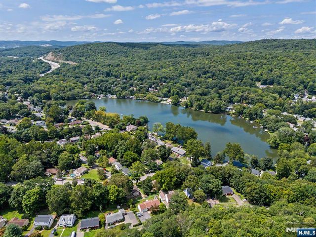 27 Oswego Avenue, Oakland, NJ 07436