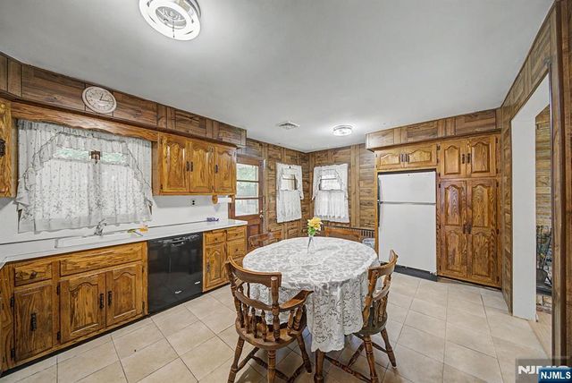 27 Oswego Avenue, Oakland, NJ 07436