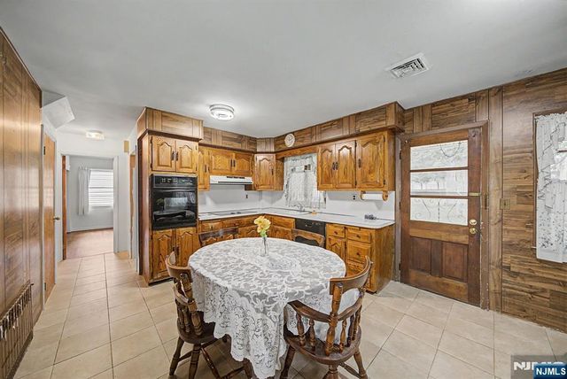 27 Oswego Avenue, Oakland, NJ 07436