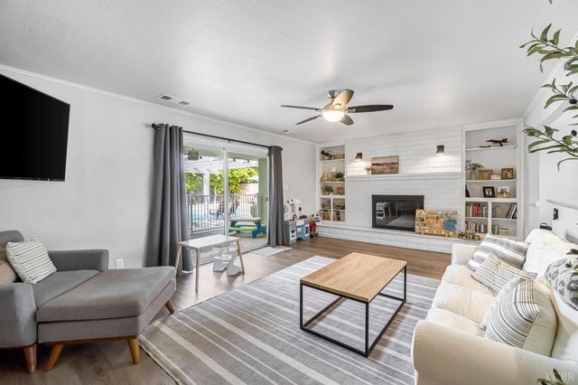 1182 Hansen Court, Hanford, CA 93230