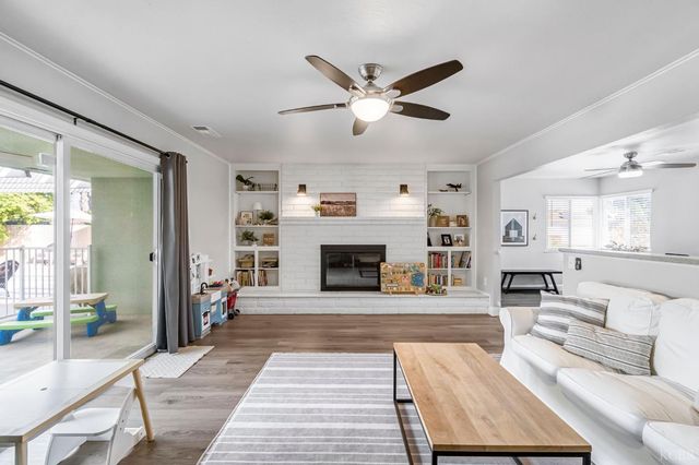 1182 Hansen Court, Hanford, CA 93230