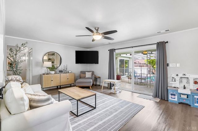 1182 Hansen Court, Hanford, CA 93230