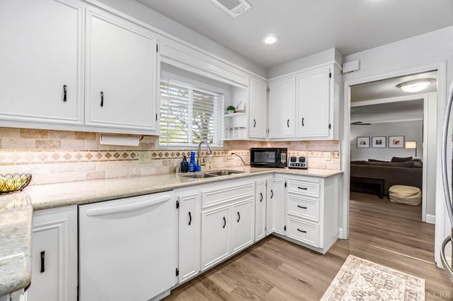 1182 Hansen Court, Hanford, CA 93230