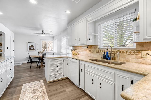 1182 Hansen Court, Hanford, CA 93230