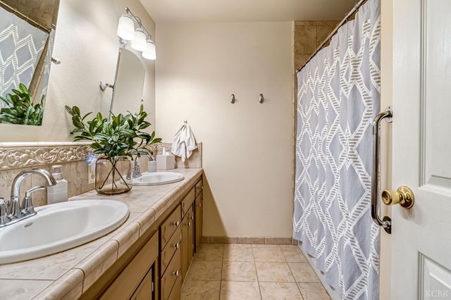 1182 Hansen Court, Hanford, CA 93230