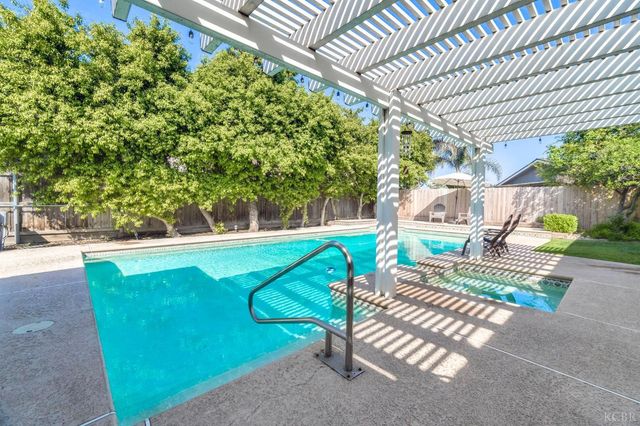 1182 Hansen Court, Hanford, CA 93230