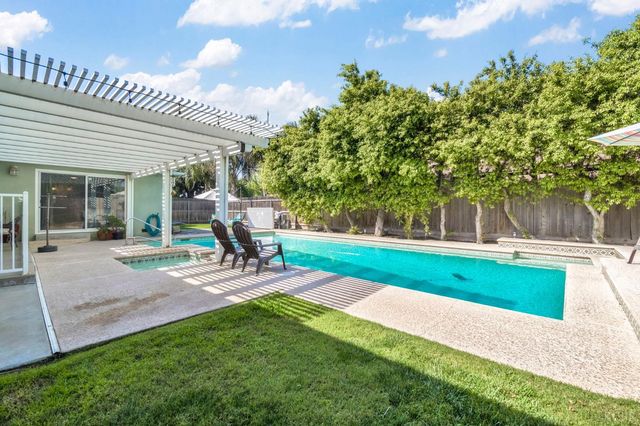 1182 Hansen Court, Hanford, CA 93230