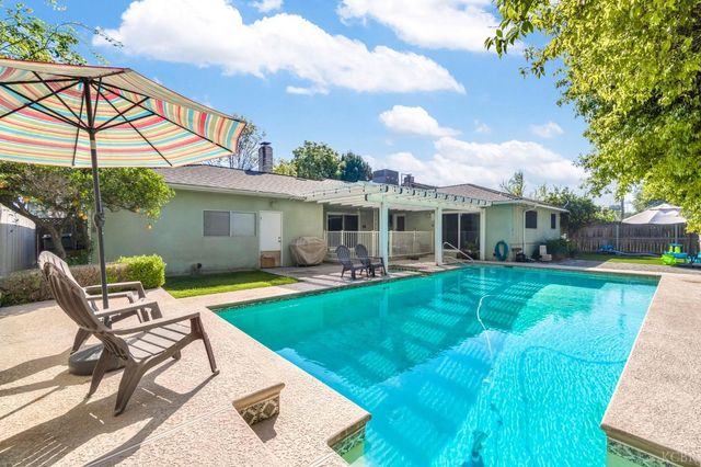 1182 Hansen Court, Hanford, CA 93230