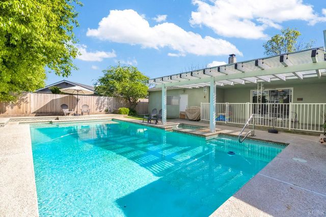 1182 Hansen Court, Hanford, CA 93230