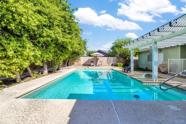 1182 Hansen Court, Hanford, CA 93230