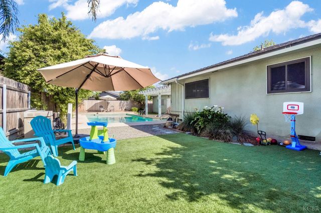 1182 Hansen Court, Hanford, CA 93230