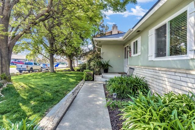 1182 Hansen Court, Hanford, CA 93230