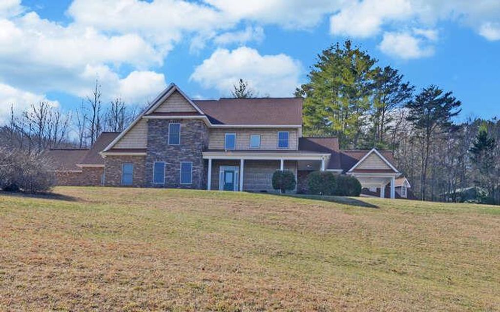 718 Hidden Lake, Blairsville, GA 30512