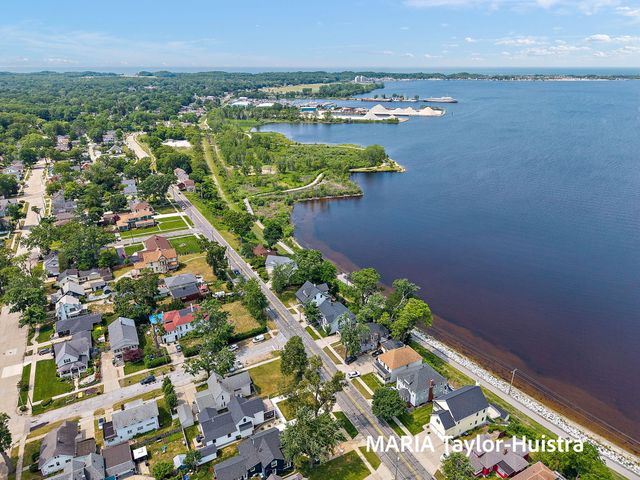 1423 Lakeshore Drive, Muskegon, MI 49441