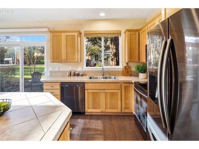 1558 Ne 10TH Pl, Canby, OR 97013