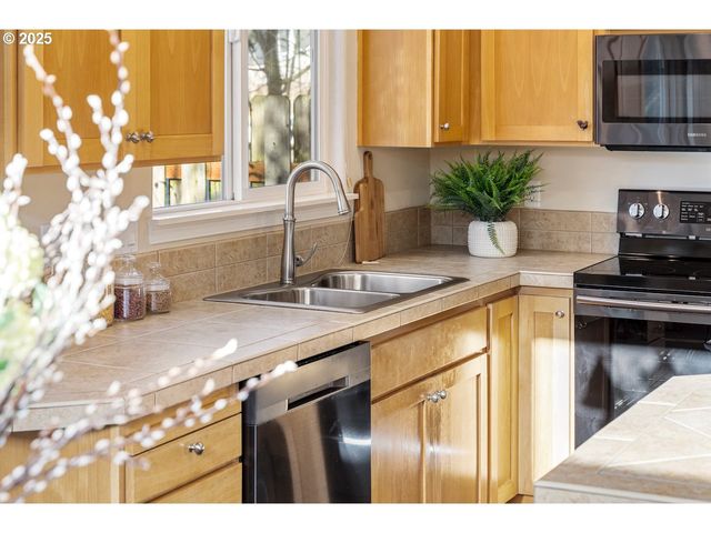 1558 Ne 10TH Pl, Canby, OR 97013