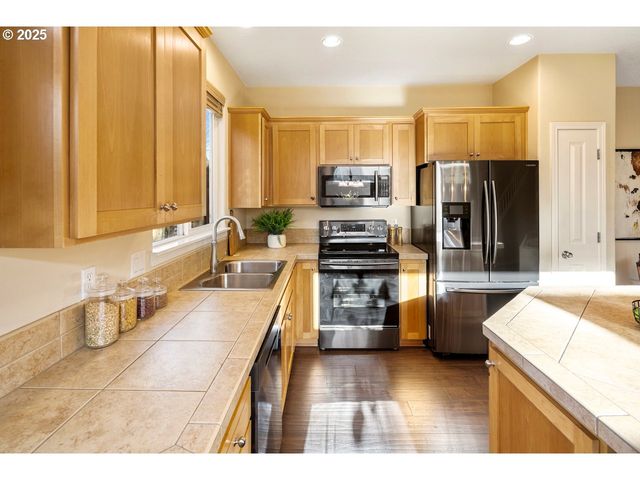 1558 Ne 10TH Pl, Canby, OR 97013