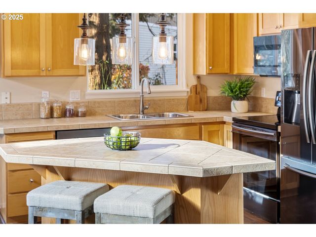 1558 Ne 10TH Pl, Canby, OR 97013