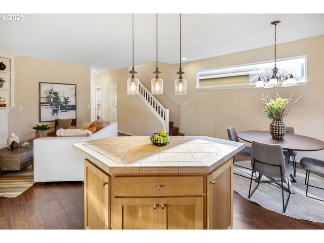 1558 Ne 10TH Pl, Canby, OR 97013