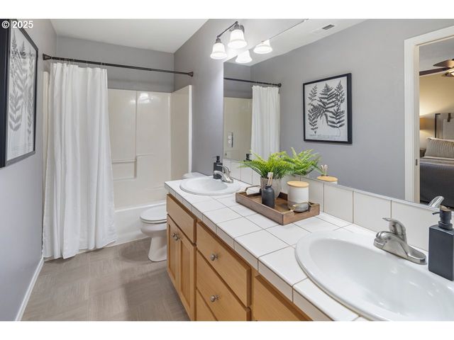 1558 Ne 10TH Pl, Canby, OR 97013