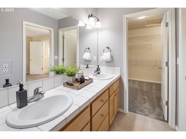 1558 Ne 10TH Pl, Canby, OR 97013