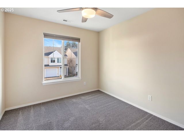 1558 Ne 10TH Pl, Canby, OR 97013