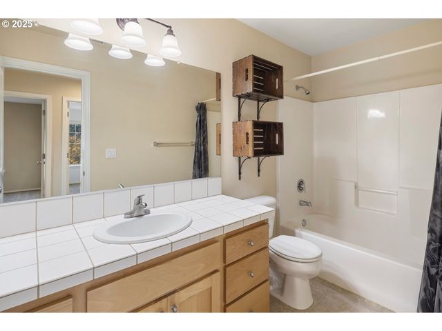 1558 Ne 10TH Pl, Canby, OR 97013