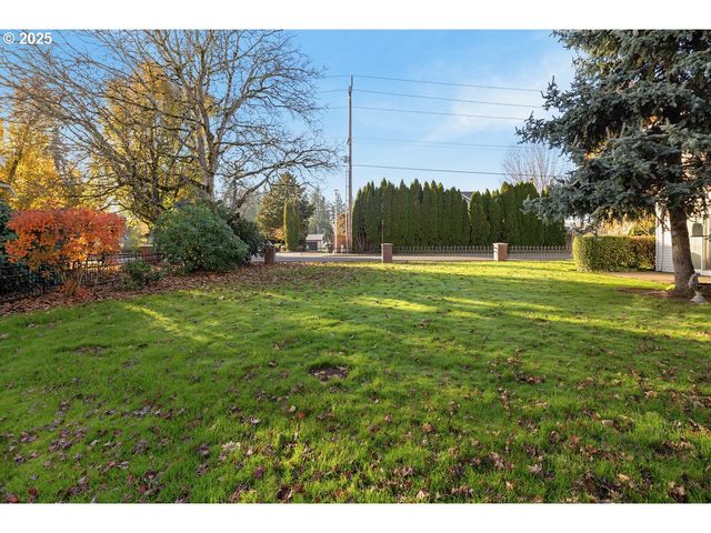 1558 Ne 10TH Pl, Canby, OR 97013