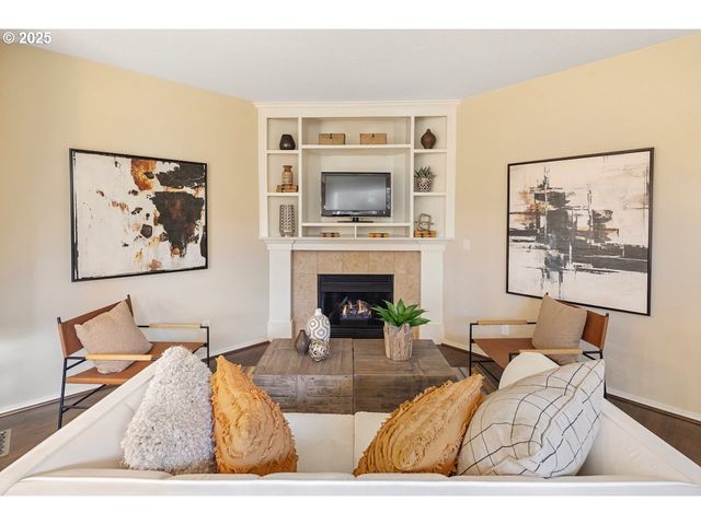 1558 Ne 10TH Pl, Canby, OR 97013