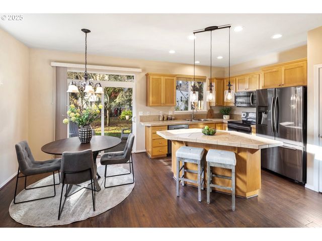 1558 Ne 10TH Pl, Canby, OR 97013