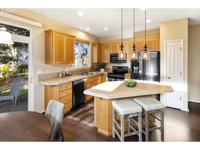 1558 Ne 10TH Pl, Canby, OR 97013