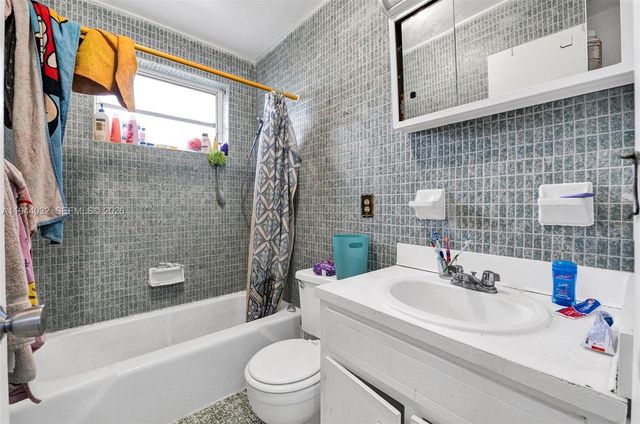 1900 NW 88th St, Miami, FL 33147