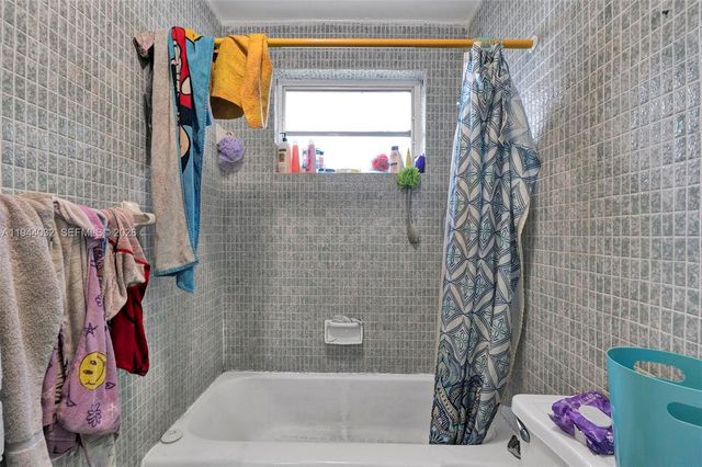 1900 NW 88th St, Miami, FL 33147