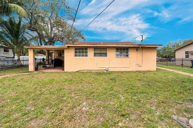 1900 NW 88th St, Miami, FL 33147