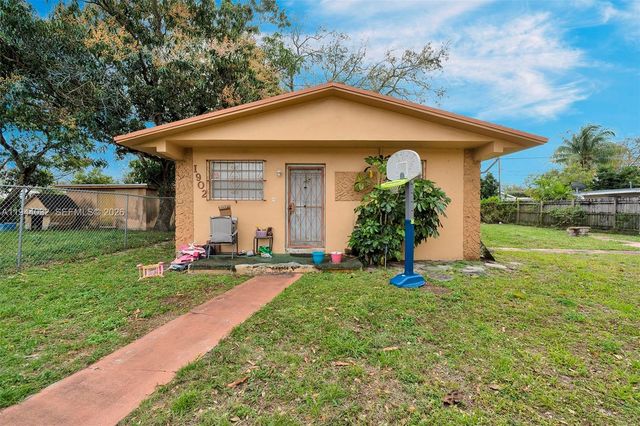 1900 NW 88th St, Miami, FL 33147