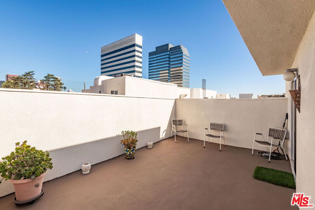 Image 16 of property listing at 1164 Wellesley Avenue 301, Los Angeles, CA 90049