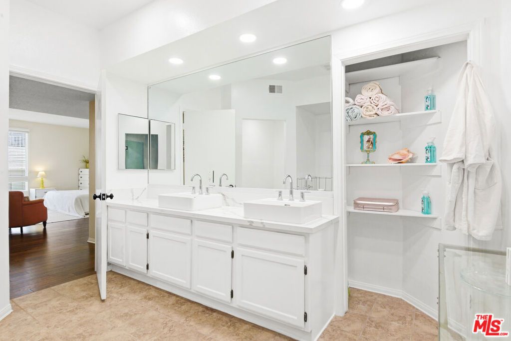 Image 19 of property listing at 1164 Wellesley Avenue 301, Los Angeles, CA 90049